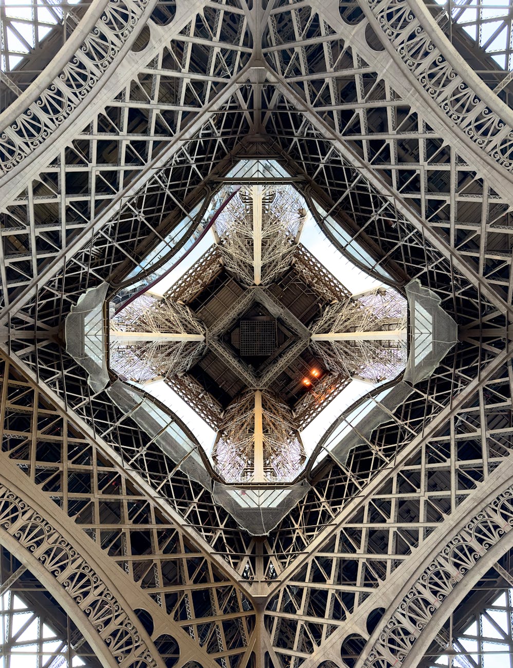 It’s a Complex World: Can Courts Help? The Role of Courts in Public Debate, by Emily Hancox and Sonja&nbsp;Heitzer