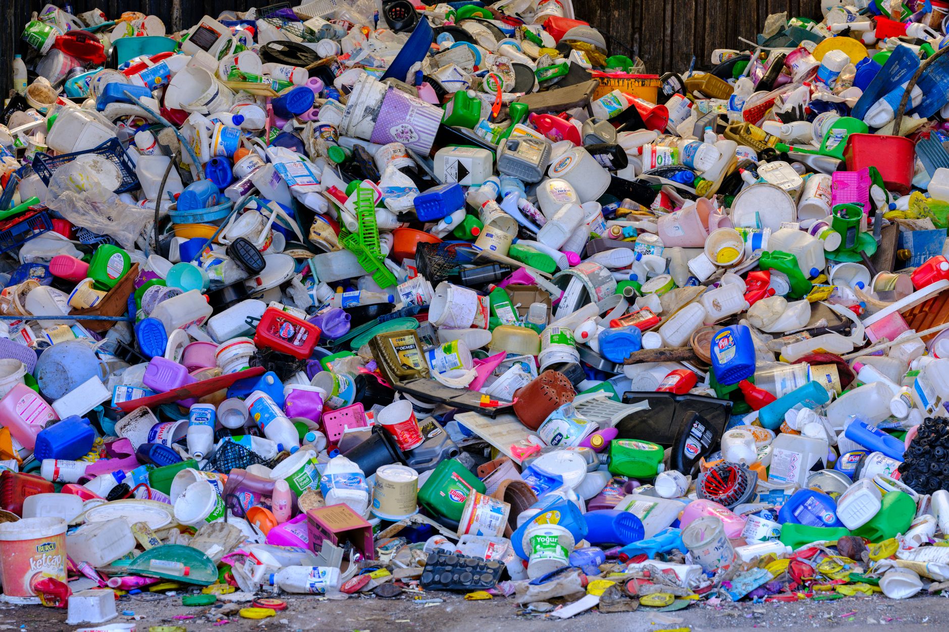Hazardous Chemicals and the Governance of Uncertainty in EU Circular Economy Law, by Caroline Gardelli and Henrik Josefsson